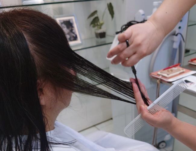 50代ヘアスタイル カットの様子