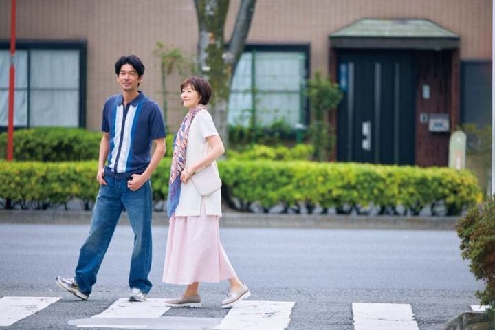 ストール¥15, 400／マニプリ、バングル¥36,300／アダワットトゥアレグ（ザ エディット ストア）【慎一】ニット¥6,990、デニムパンツ¥7,990／ともにギャップ、スニーカー¥22,330／ナイキ スポーツウェア（ナイキ カスタマーサービス）