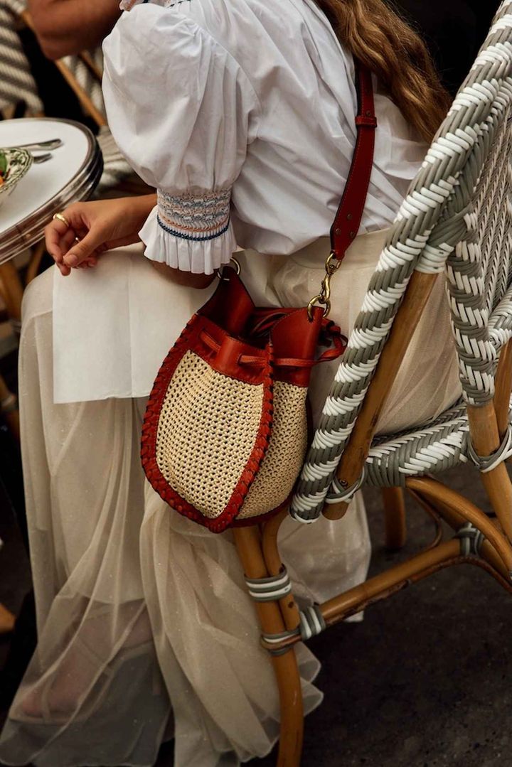 画像: 異素材ミックスで洗練！ラフィアポーチがアクセント