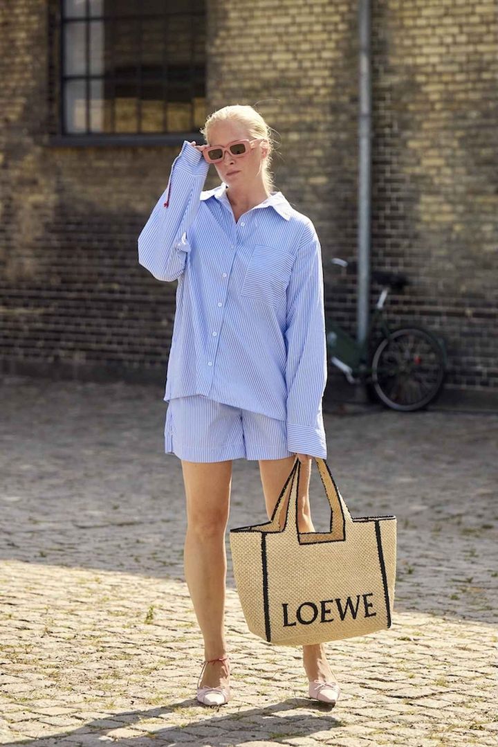 画像: コージーなシャツコーデをロエベのカゴバッグでリュクスに