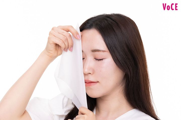 【日焼け止めの正しい塗り直し方】メイクの上から手軽に直せるコツとおすすめコスメ⚫15選