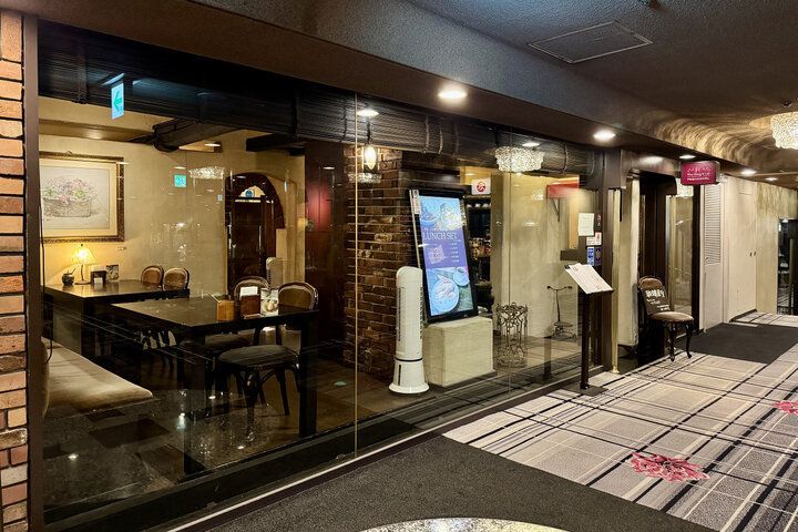 レトロ喫茶で味わう本格ネルドリップでくつろぎの珈琲時間を。四ツ谷「かふぇ ぺしゃわーる」