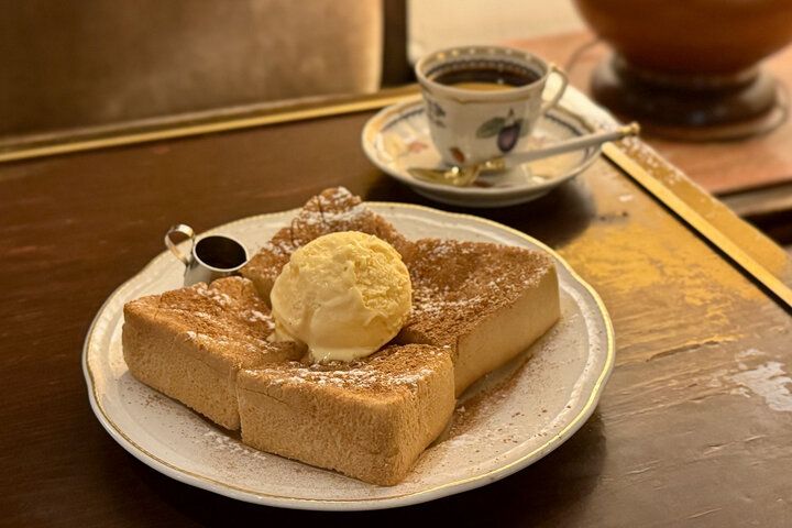 レトロ喫茶で味わう本格ネルドリップでくつろぎの珈琲時間を。四ツ谷「かふぇ ぺしゃわーる」