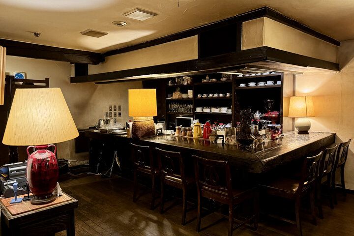 レトロ喫茶で味わう本格ネルドリップでくつろぎの珈琲時間を。四ツ谷「かふぇ ぺしゃわーる」