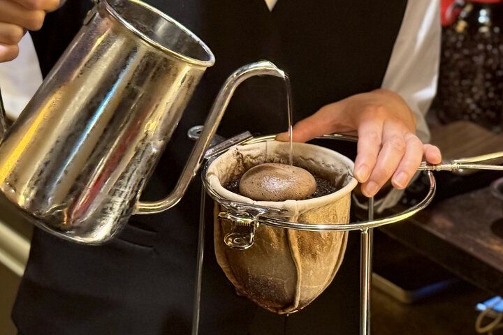 レトロ喫茶で味わう本格ネルドリップでくつろぎの珈琲時間を。四ツ谷「かふぇ ぺしゃわーる」