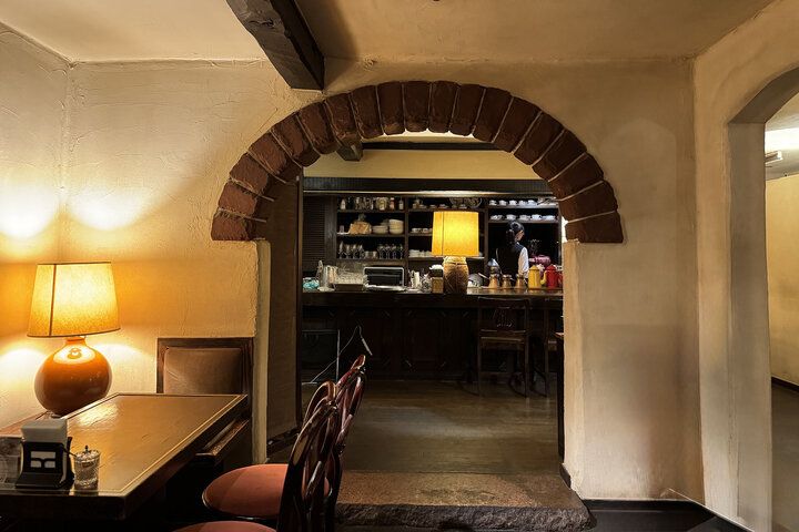 レトロ喫茶で味わう本格ネルドリップでくつろぎの珈琲時間を。四ツ谷「かふぇ ぺしゃわーる」