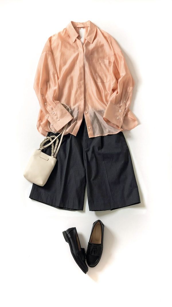 シアーシャツ×ショートパンツ