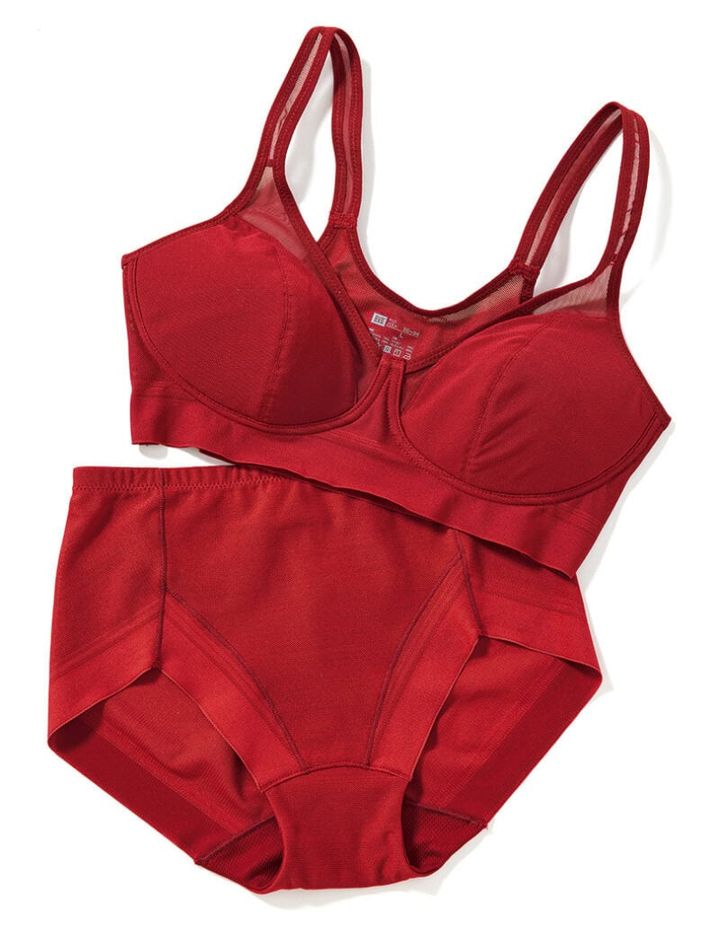 B.V.D.涼ブラ 涼ブラ ハーフトップブラ￥2,860、スタンダードショーツ￥1,980／ともに富士紡ホールディングス