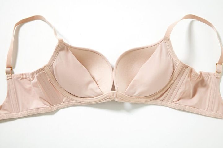 ESS by（エス バイ） カーヴィングライン ブラ￥9,240、ハイウエストショーツ￥3,190／ともにエス バイ