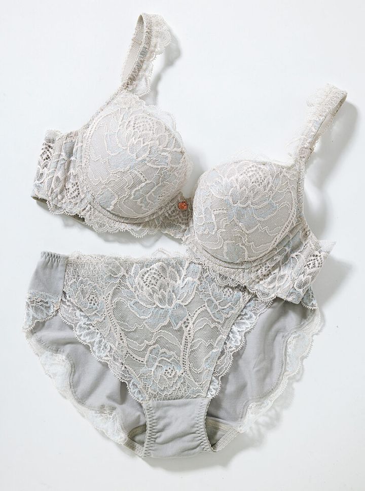 フロラーレ バイ トリンプ フロラーレ バイ トリンプ1100 3/4カップブラジャー￥11,550、レギュラーショーツ￥5,280／ともにトリンプ