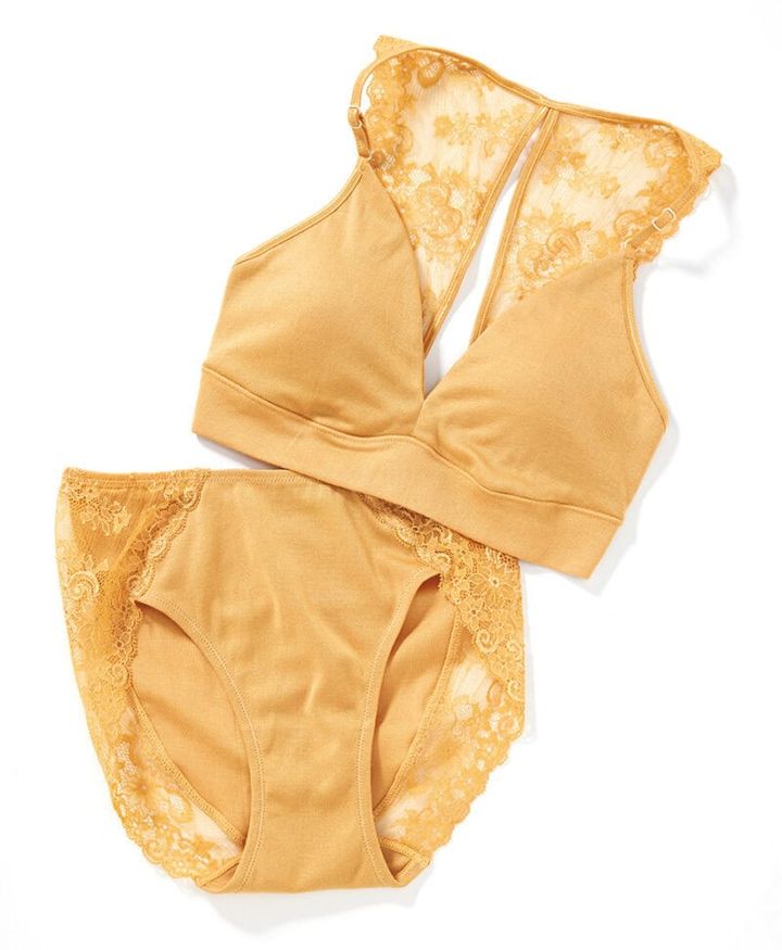 アロマティック コットンリバーレース ブラレット¥11,880、スタンダードショーツ ¥6,490／ともにタカギPB事業部