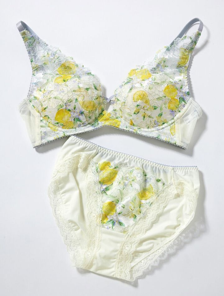 ワコール 重力ケアブラ（ノンワイヤー）￥5,940〜、ペアショーツ￥2,860〜／ともにワコール