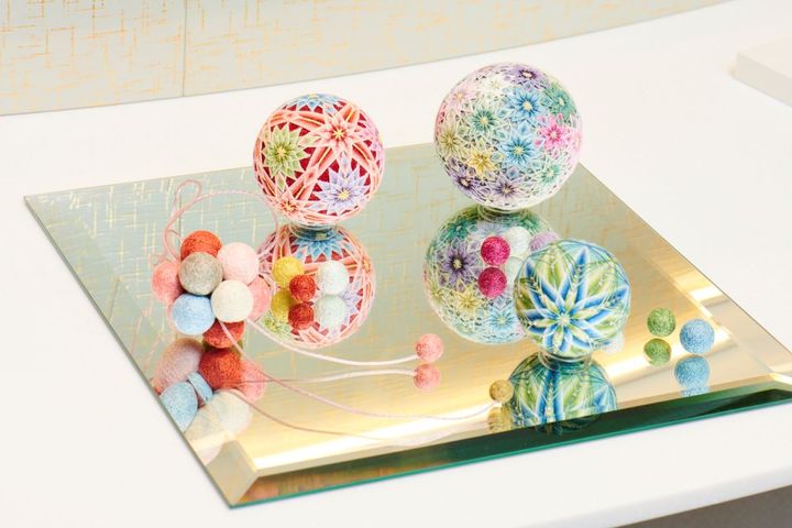 「ジャパン マスタリー コレクション」の店頭に並ぶ、香川県「讃岐かがり手まり」。