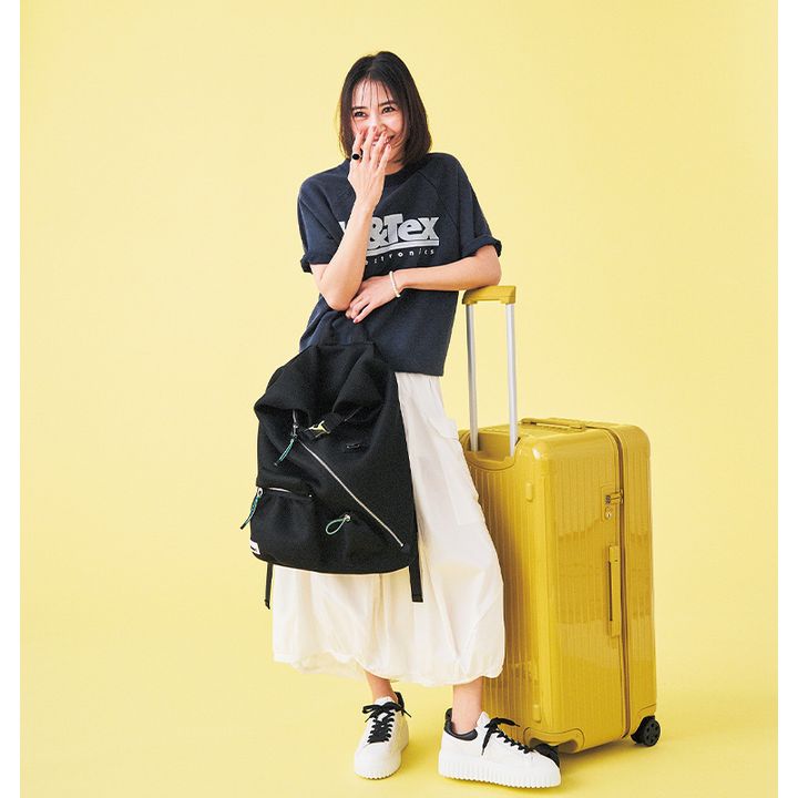 ホワイトのバルーンスカート、リュック、半袖スウェット、厚底スニーカーのカジュアルコーデ