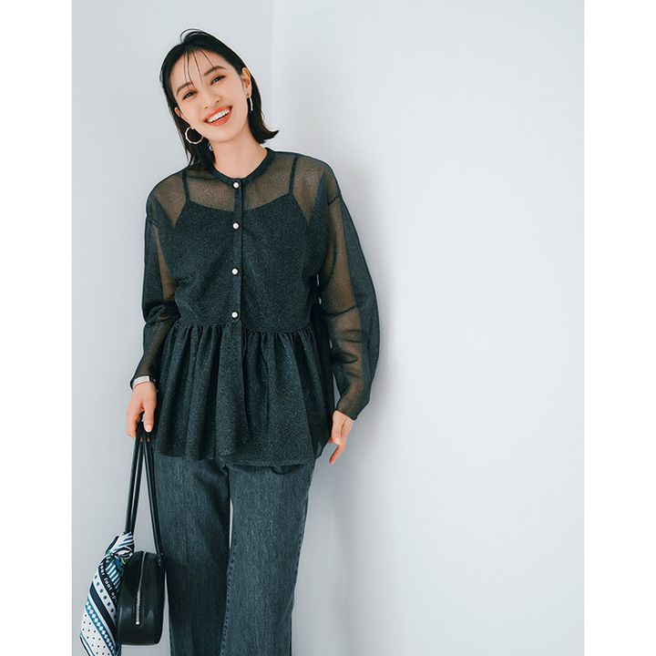 ブラックのペプラムシアーカーデにデニムのコーデ