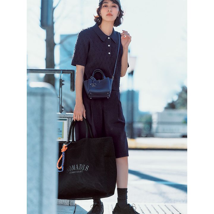 ネイビーのニットポロシャツに、タック入りハーフパンツのコンサバカジュアルコーデ