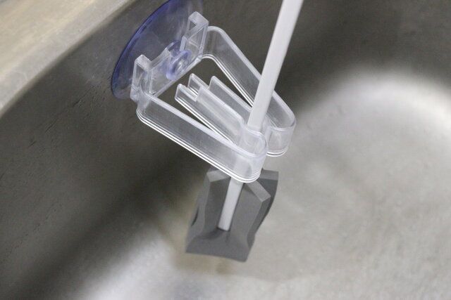 シンクにつける柄付きスポンジホルダー 使用例