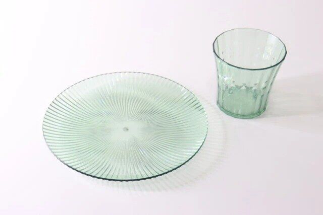 ダイソーのポリスチレンデザイン皿とダイソーのポリスチレンデザインコップ