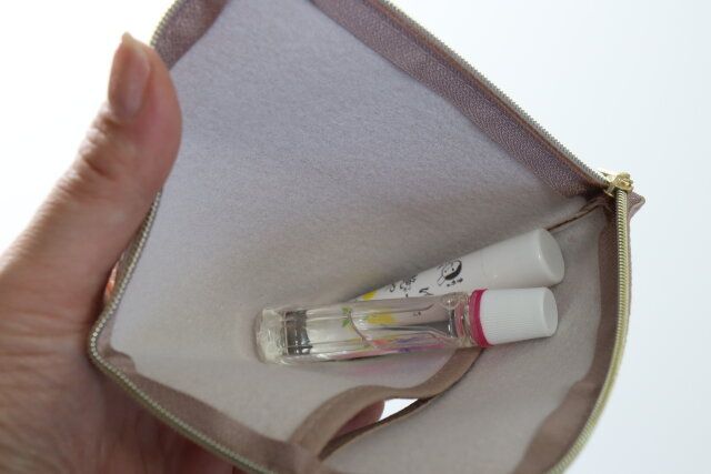 セリアのレザー風ポケットティッシュポーチはティッシュと一緒に小物を収納できる