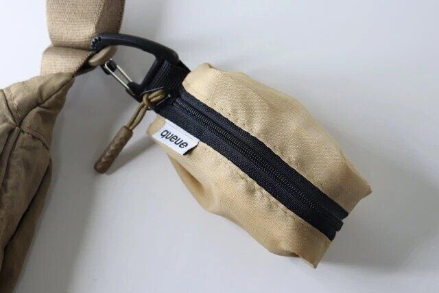 セリアのスリムポーチはカラビナ付きでバッグやベルトループに取り付けられる