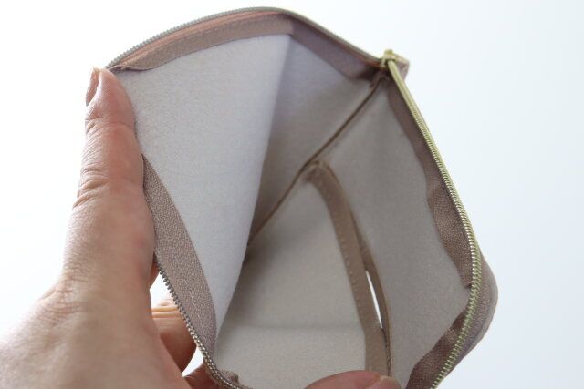 セリアのレザー風ポケットティッシュポーチは仕切りがない