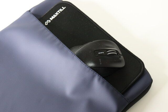 ダイソーのマウスが入る撥水タブレットケース（15インチ）