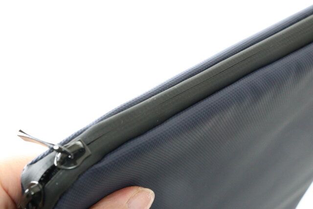 ダイソーのダブルファスナーの撥水タブレットケース（15インチ）