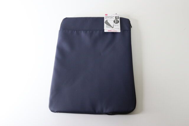 ダイソーの撥水タブレットケース（15インチ）のパッケージ