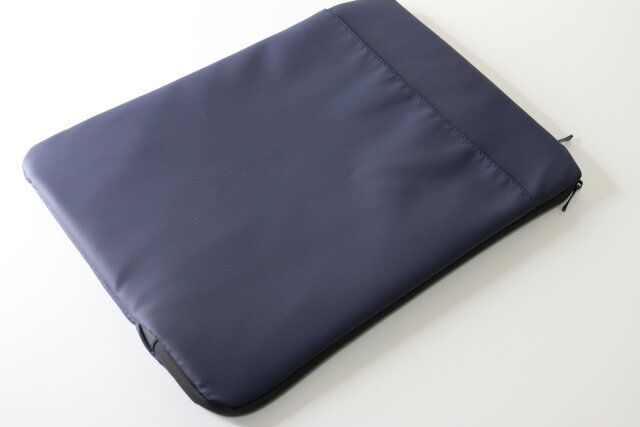 ダイソーのネイビーの撥水タブレットケース（15インチ）