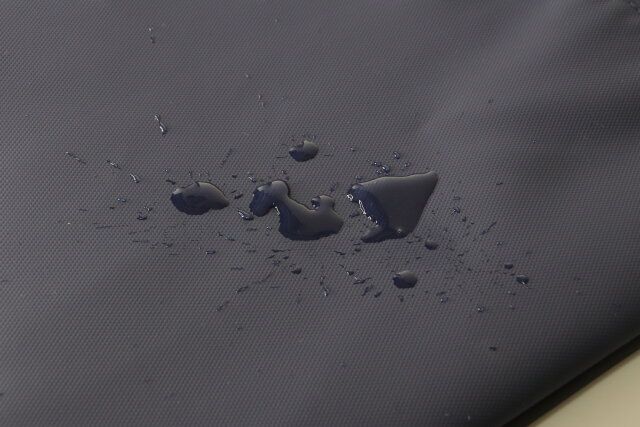 ダイソーの水をはじく撥水タブレットケース（15インチ）