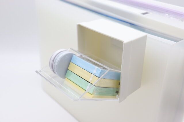 ダイソーのクリップスイングケースはデスク周りの小物収納に便利