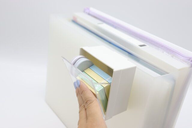 ダイソーのクリップスイングケースは片手で開閉できる