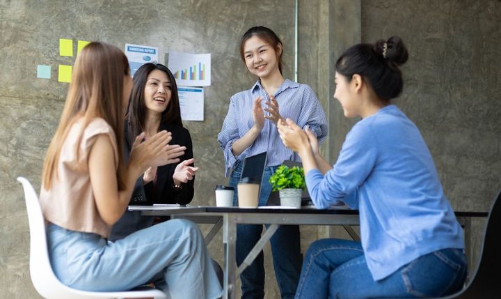 拍手している女性のグループ