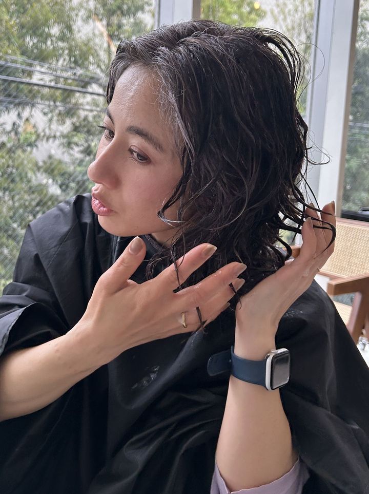 カールの表面にジェルをつけてカールの束をしっかりキープ。