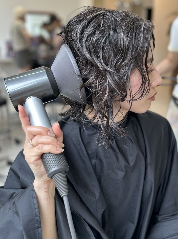 表面が乾いたら、ドライヤーの温度を冷風モードにチェンジして毛先から髪をすくい上げましょう。