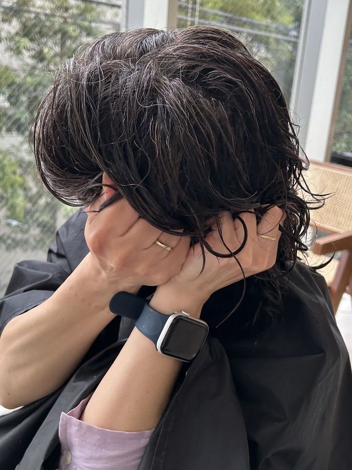 髪を両手の平で毛先から包み込むようにすくいあげ、やさしく「ギュ、ギュ、ギュ」と手の中でもみこむ「スクランチング」。