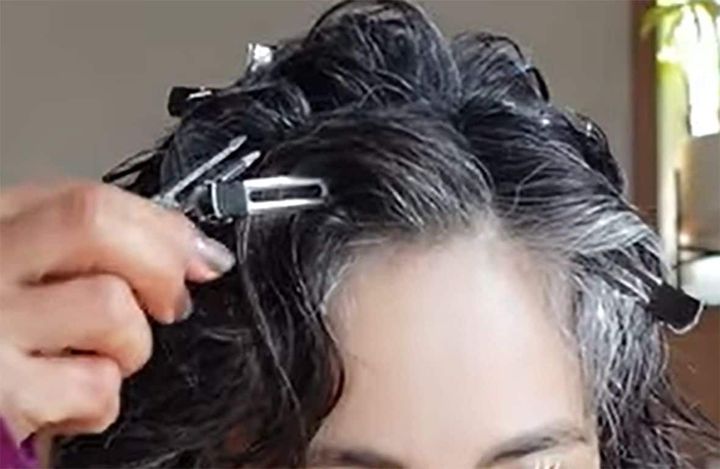 髪の根元をピンではさんで、髪に立ち上がりを付けるのもおすすめ。