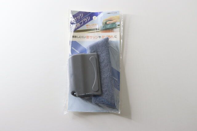 セリアのサッシ掃除ブラシのパッケージ
