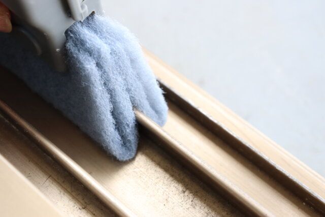 セリアのサッシ掃除ブラシはレールを挟んで掃除できる
