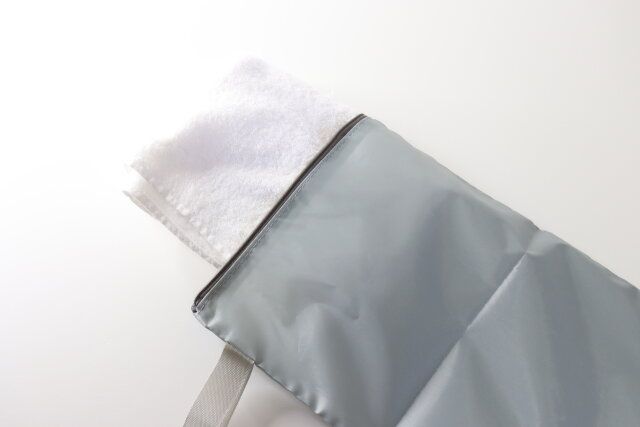 セリア はっ水ポーチ 32×24cm 濡れたタオル