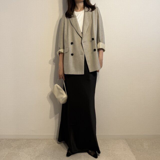 サテンスカートで女性らしさをオン！