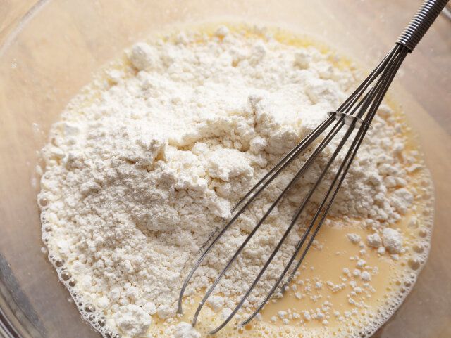 ボウルにAの卵と牛乳を混ぜ合わせてから、ホットケーキミックスも加えて、さっくりと混ぜる。