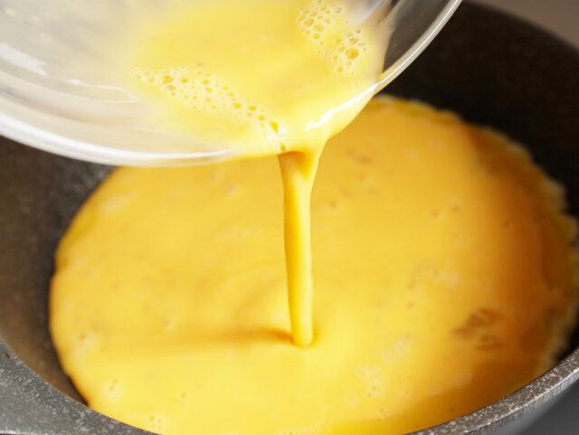 スクランブルエッグを作る。