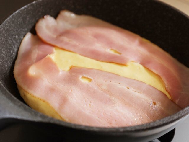 ベーコンを2枚広げて、上に乗せる。