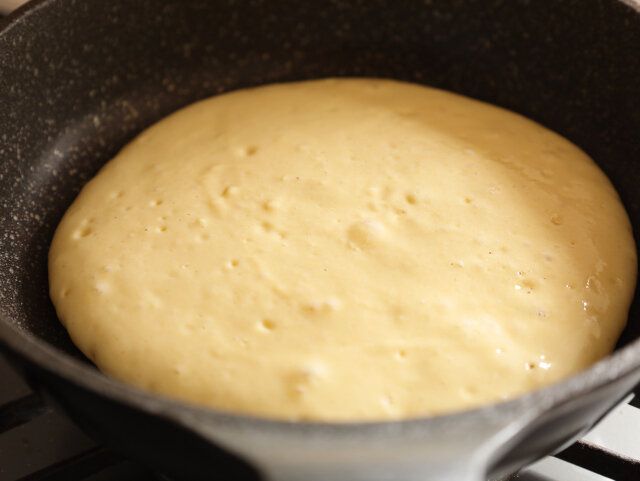 ②の半量を入れ、表面にぷつぷつ気泡が出て来るまで、フタをして3～4分弱火で焼く。