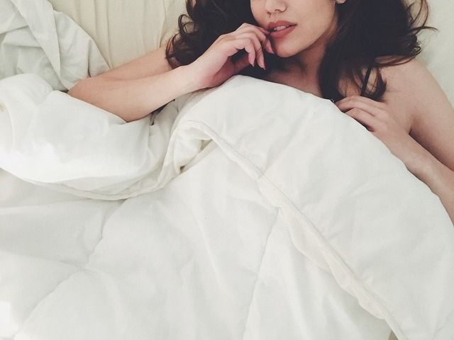 毛布にくるまる女性