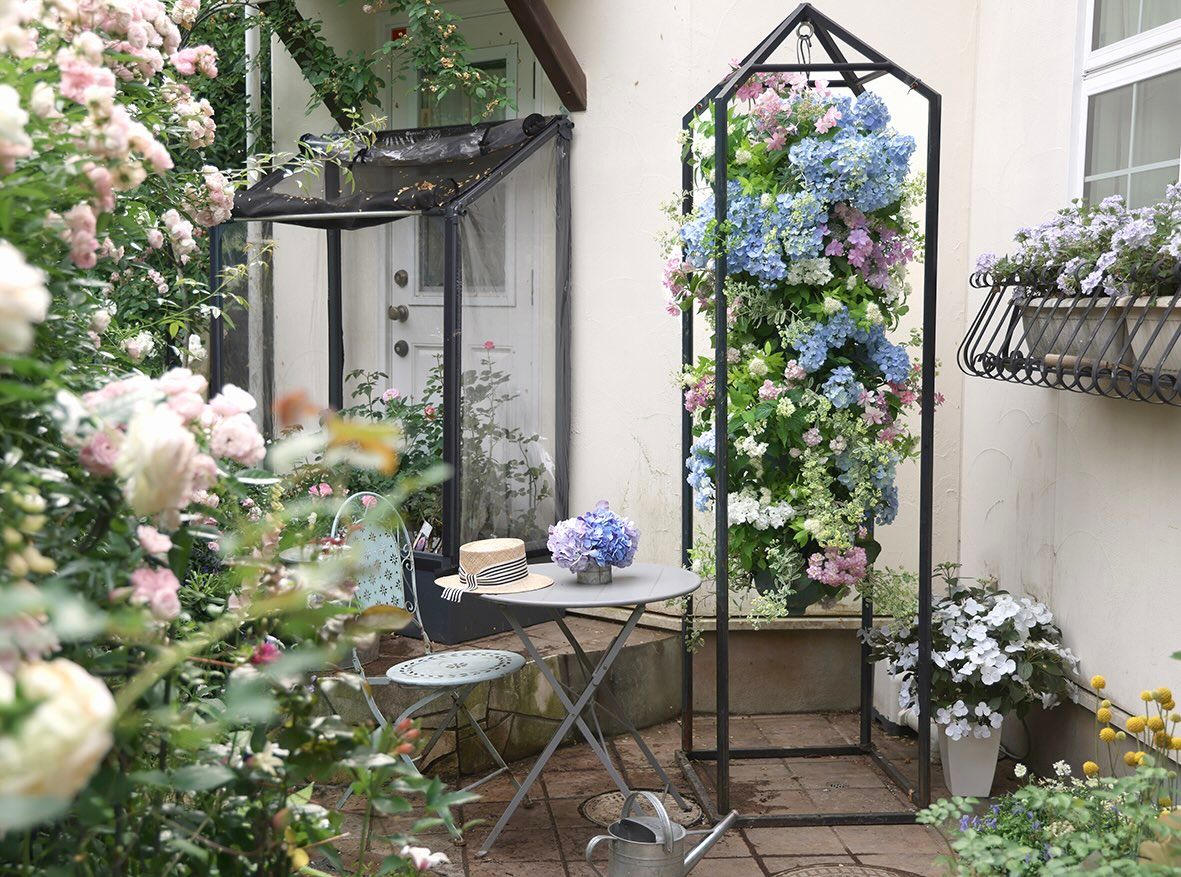 花が空に舞う庭｜紫陽花を吊るす、新しい初夏のガーデンスタイル