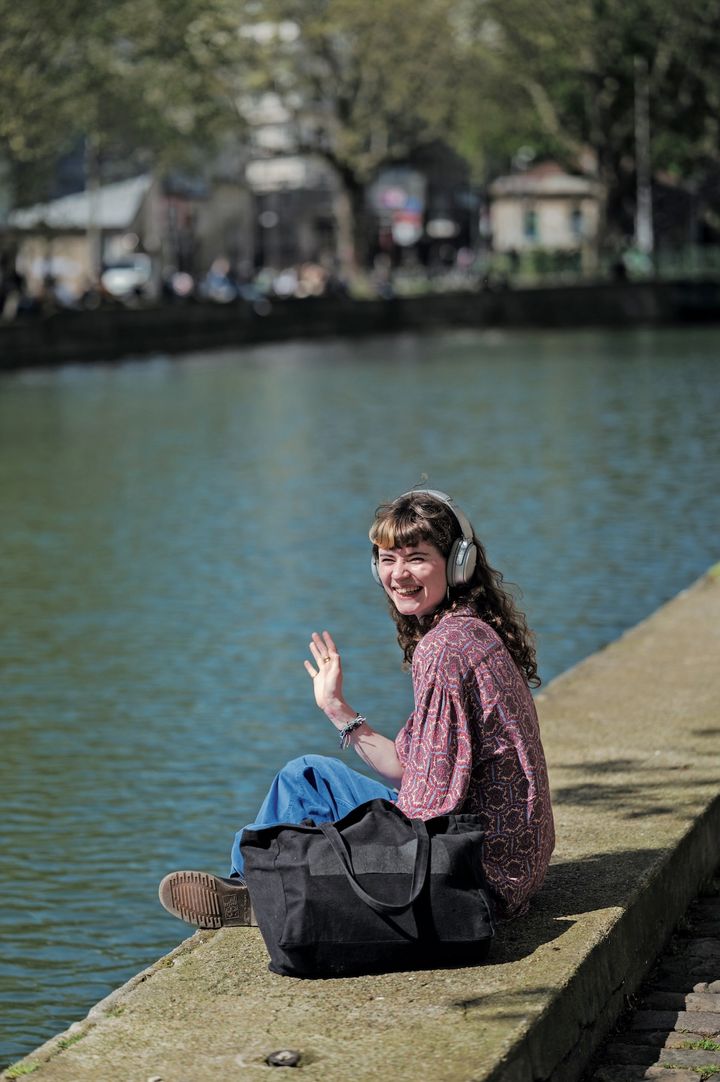 印象的な柄シャツに合わせるボトムスは、シャツの一色を取り入れるのがポイント