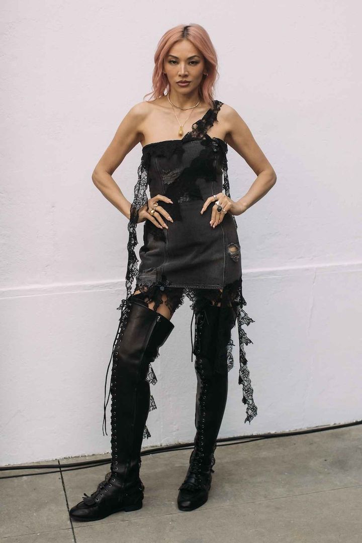 画像: モードルックは王道の黒に任せて