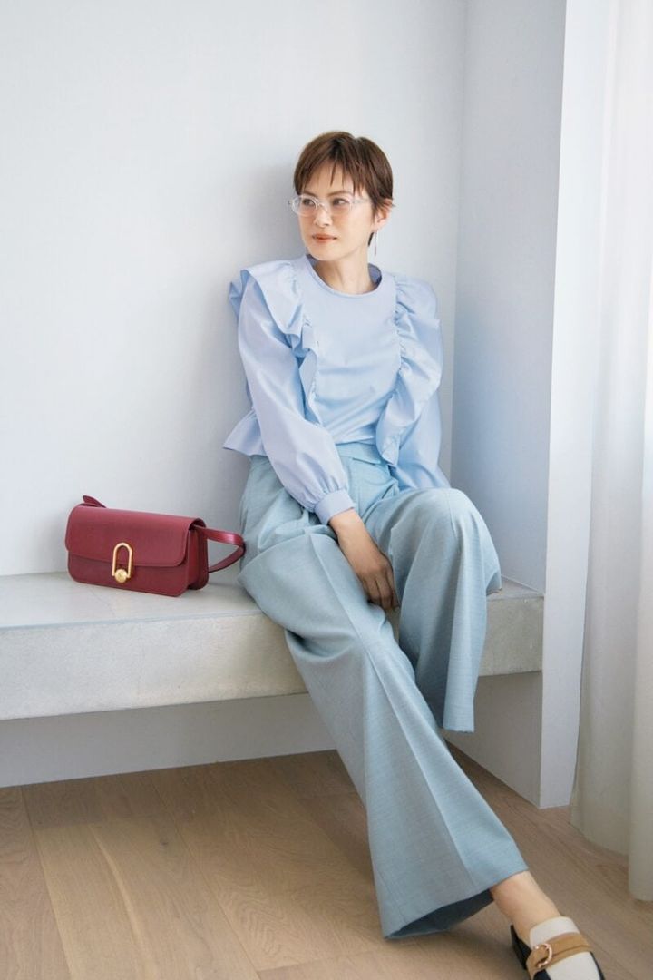 フリルトップス×スラックスコーデ